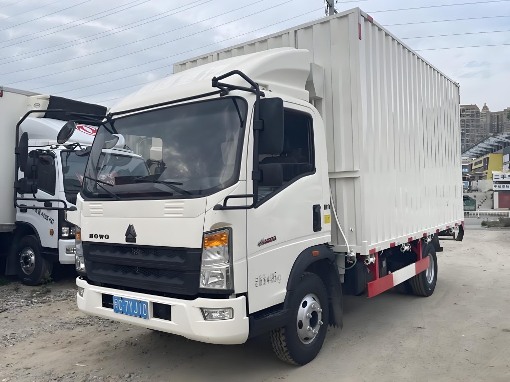 HOWO 4×2 厢式载货车