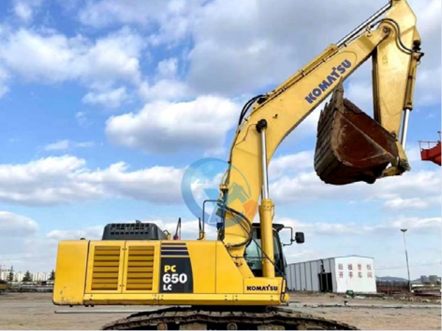 Komatsu PC650-8